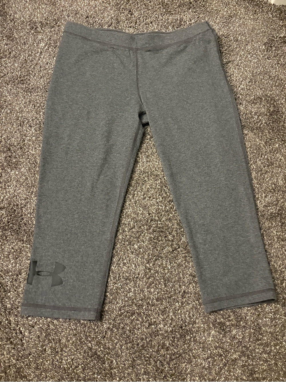 Women's Under Armour Capri Leggings Size Medium Charcoal Gray
